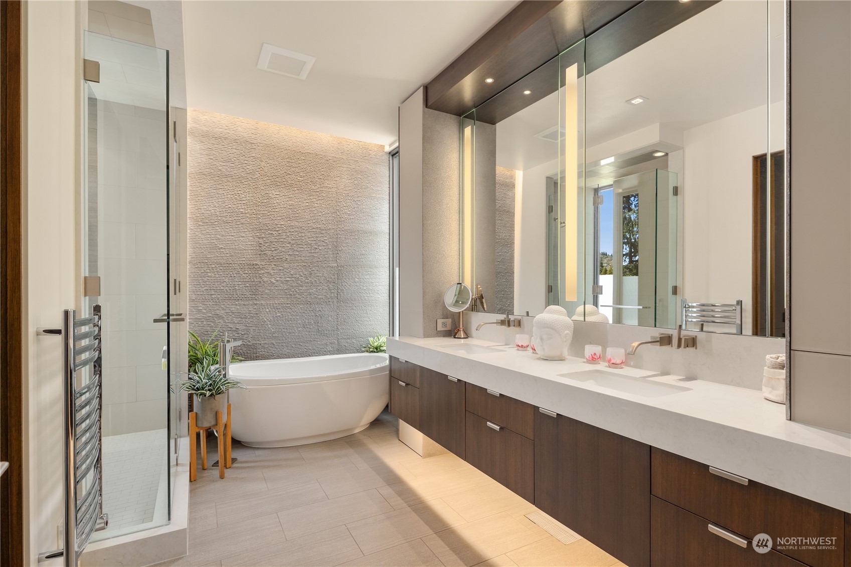 85 Cascade Key Bellevue, WA 98006 - Photo 28 of 37 a bathroom with a double vanity sink toilet mirror and bathtub