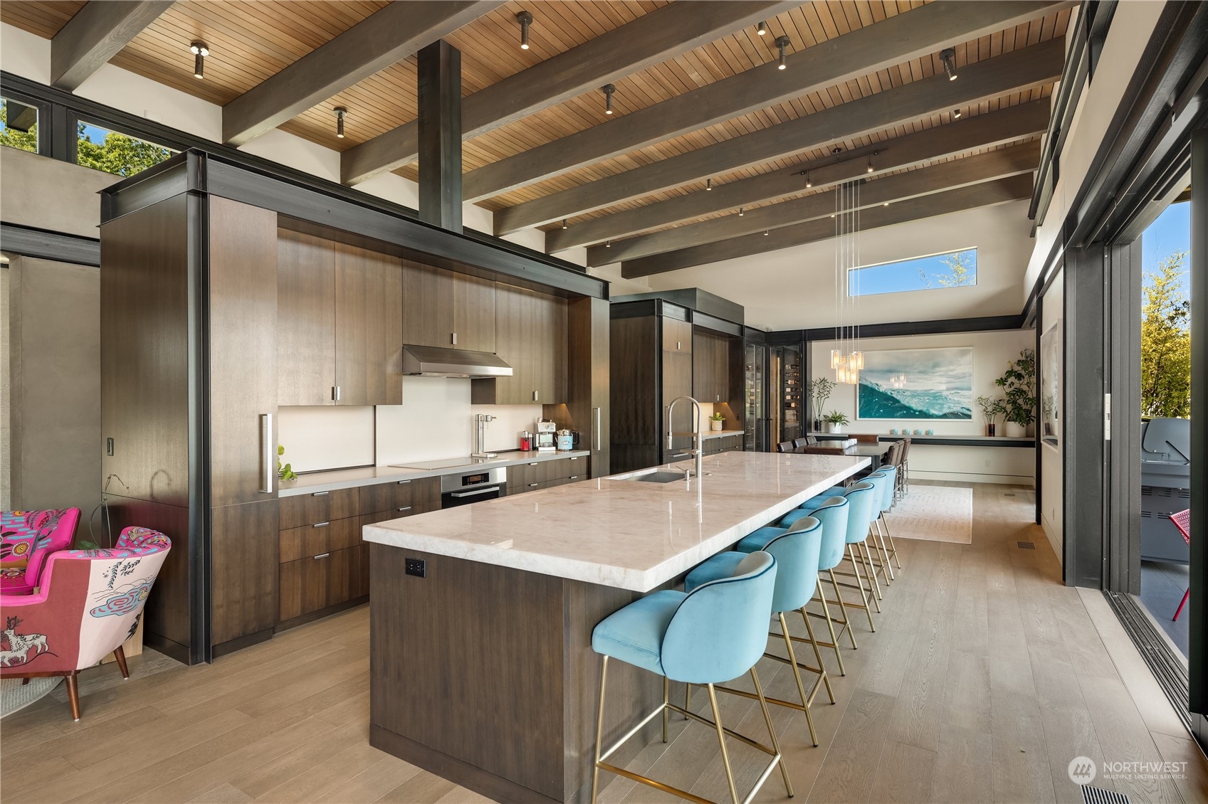 85 Cascade Key Bellevue, WA 98006 - Photo 10 of 37 a large kitchen with a table and chairs