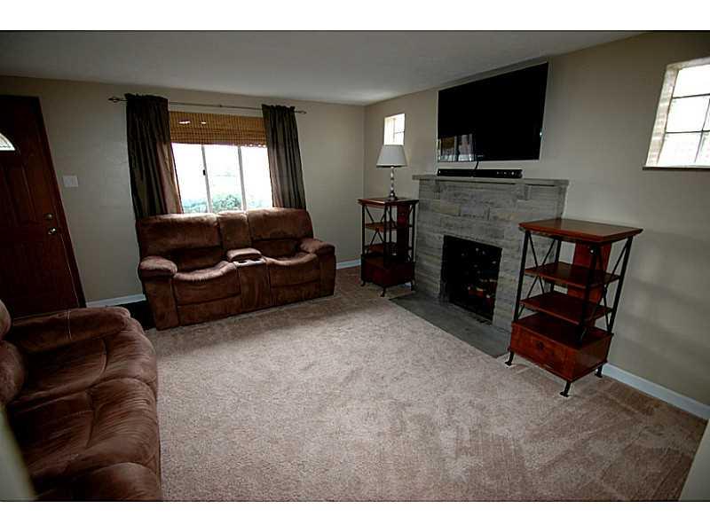 209 Hester Avenue McKees Rocks, PA 15136 - Photo 3 of 22 Living Room.
