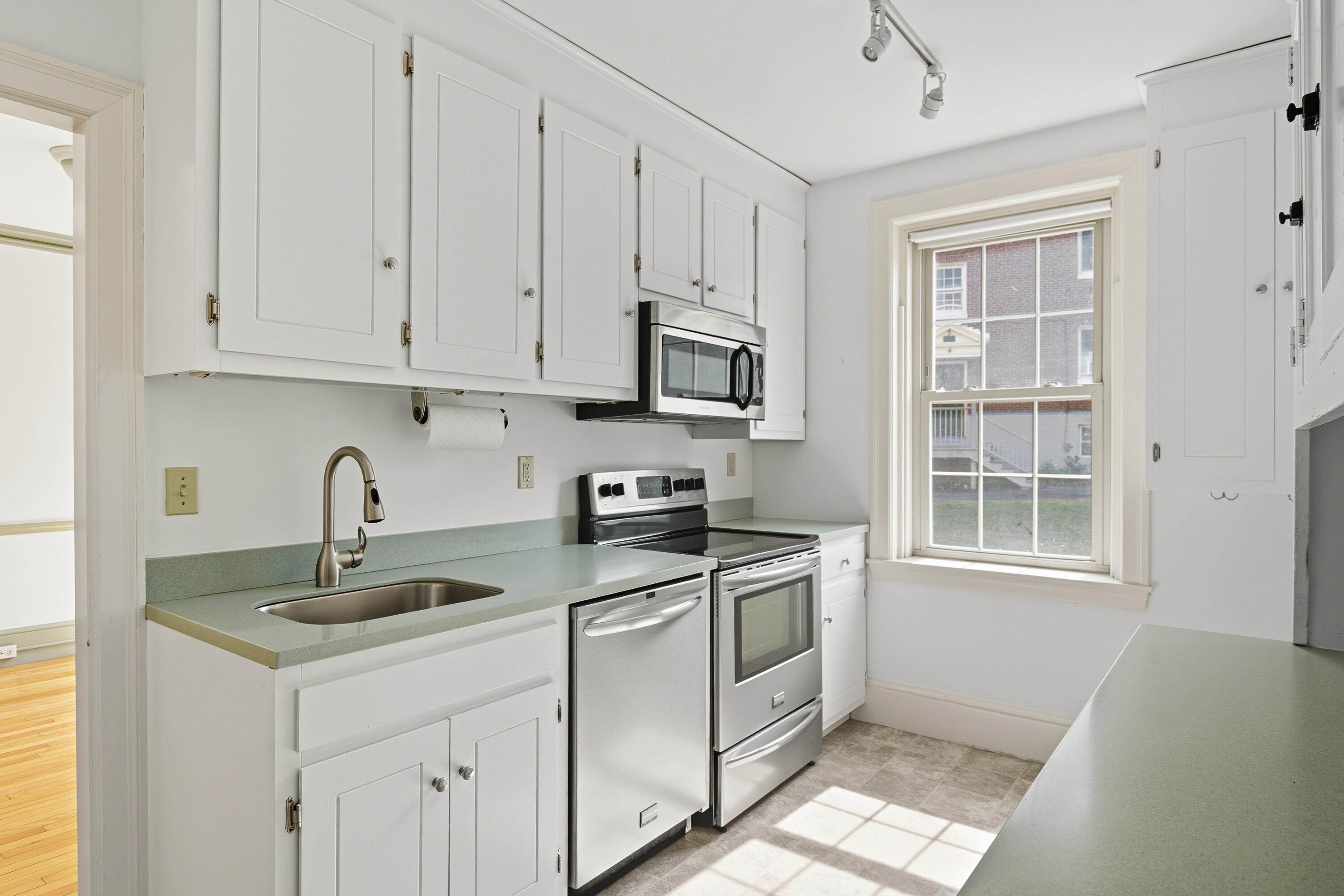 290 Baxter Boulevard, Unit B1 Portland, ME 04101 - Photo 13 of 49 32_290 Baxter Blvd_B1_MorneauStudios_Pri