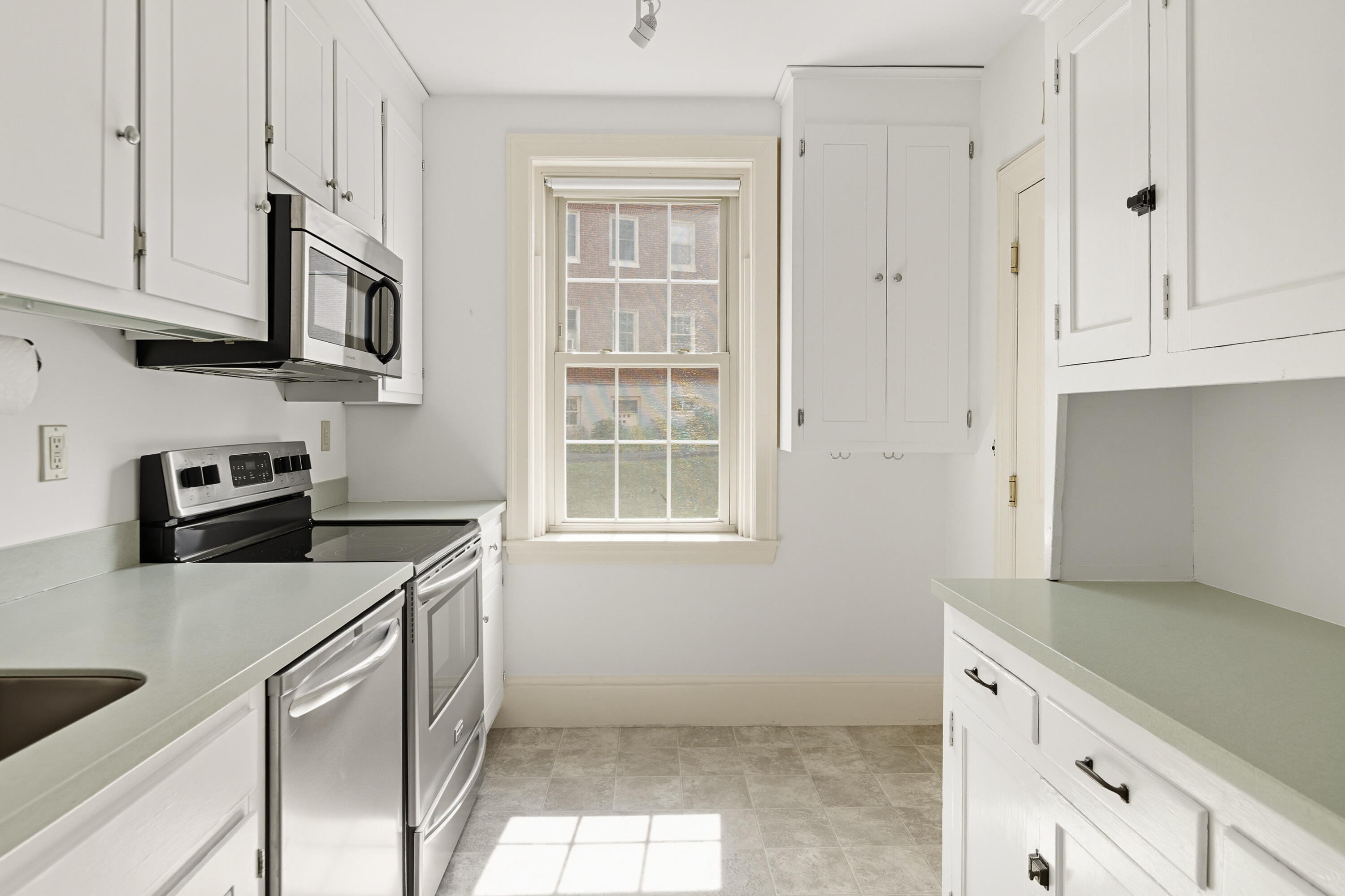 290 Baxter Boulevard, Unit B1 Portland, ME 04101 - Photo 14 of 49 33_290 Baxter Blvd_B1_MorneauStudios_Pri