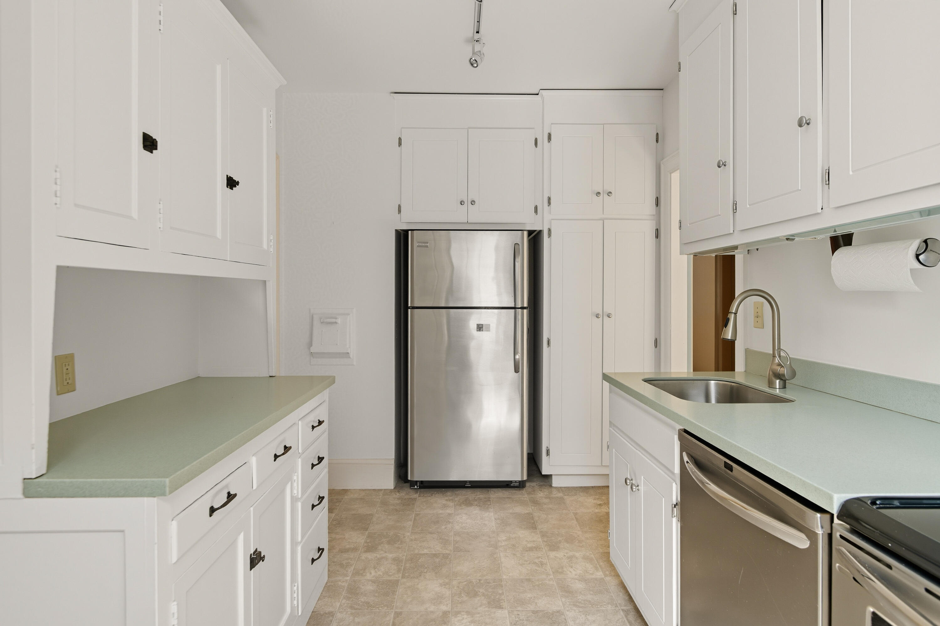 290 Baxter Boulevard, Unit B1 Portland, ME 04101 - Photo 15 of 49 34_290 Baxter Blvd_B1_MorneauStudios_Pri