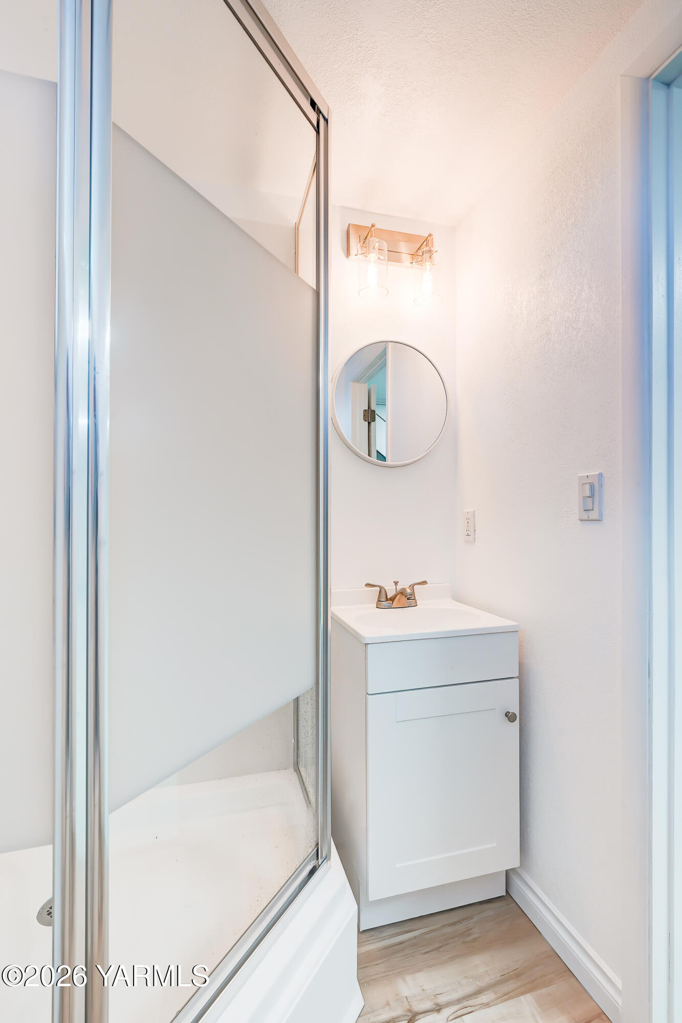 650 White Road Zillah, WA 98953 - Photo 29 of 39 Downstairs bathroom