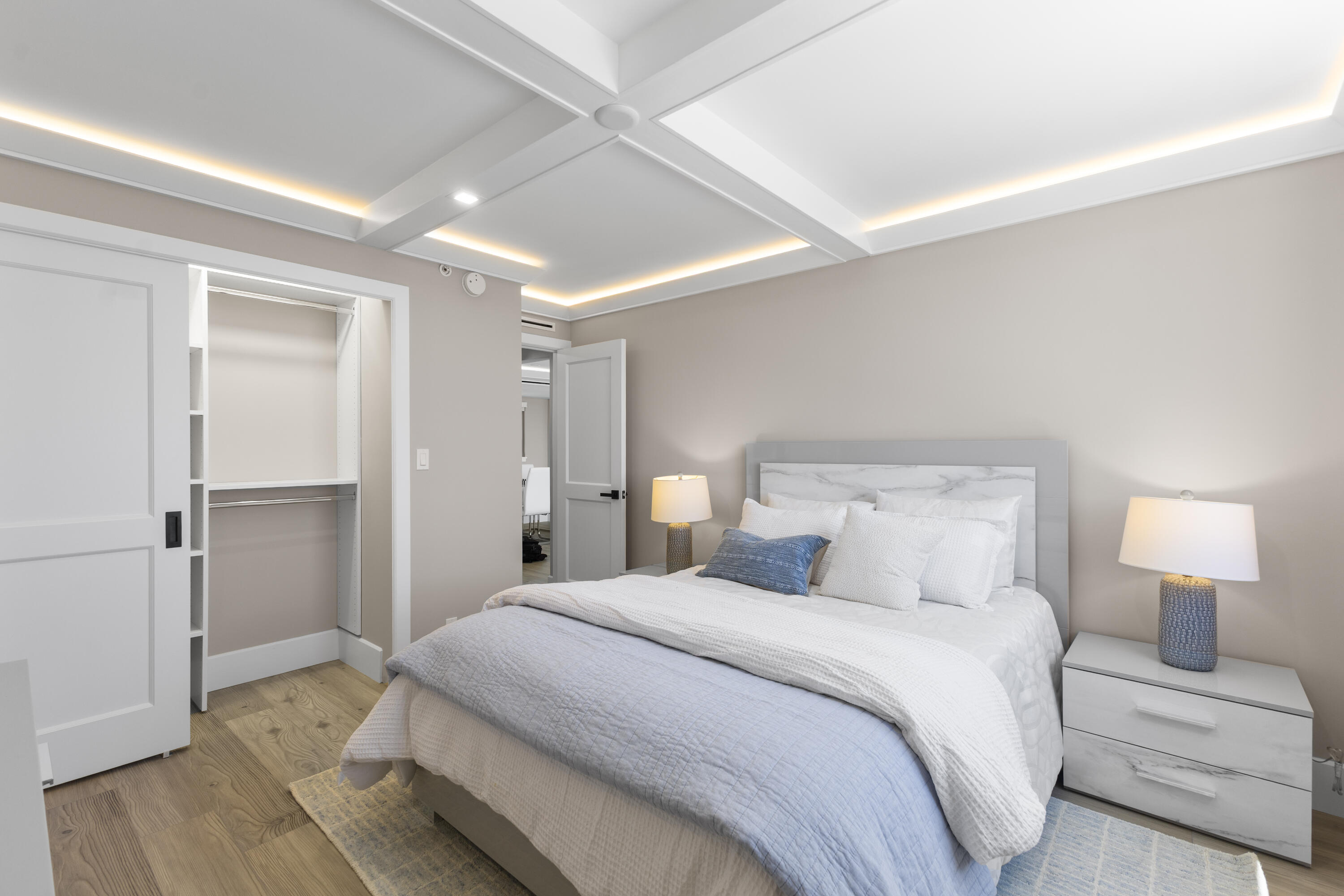 400 Ocean Trail Way, Unit 1008 Jupiter, FL 33477 - Photo 17 of 25 a bedroom with a bed and a lamp