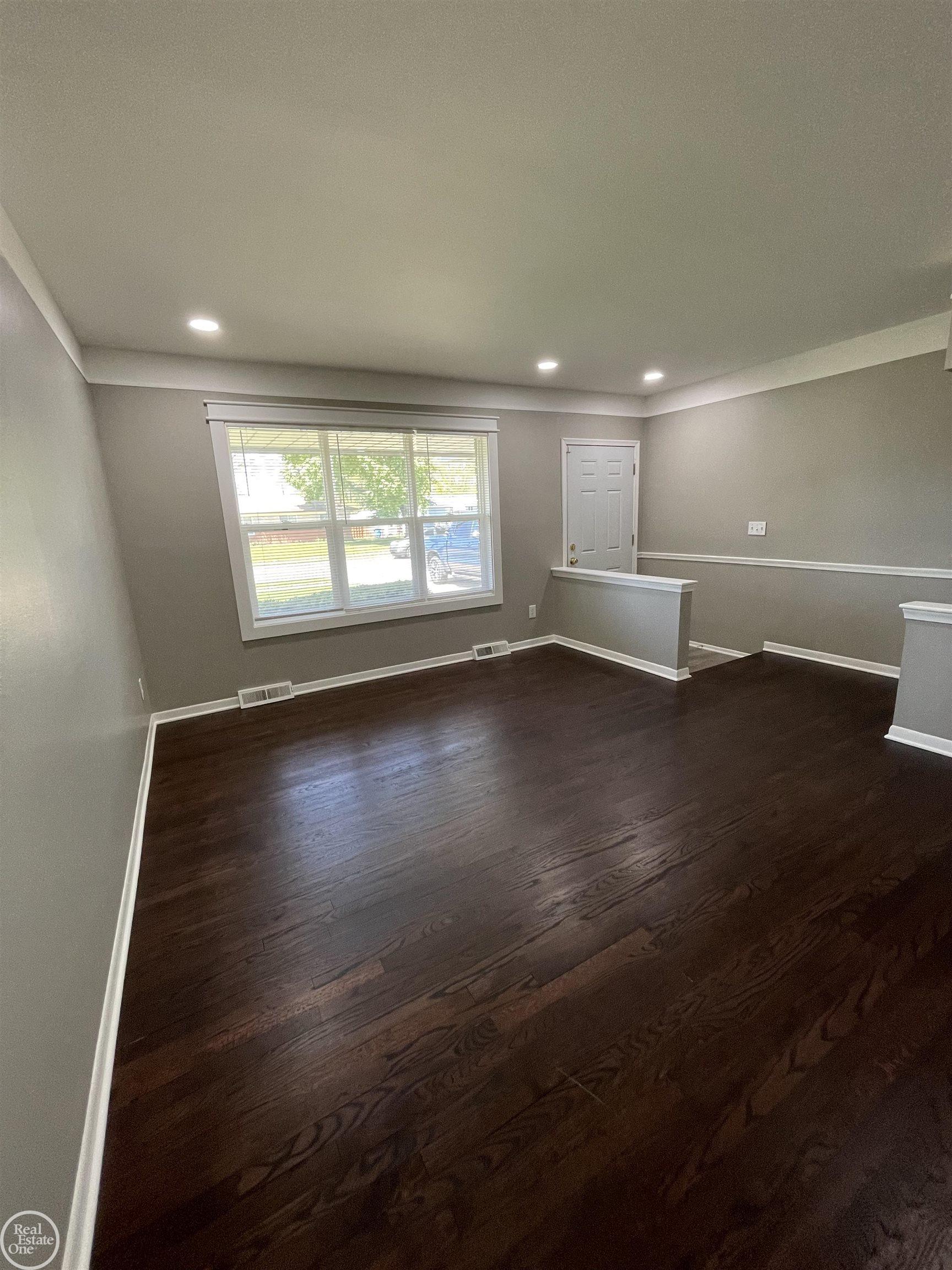 26404 Burg Road Warren, MI 48089 - Photo 5 of 35 50174300-8d8bb726-b7b4-4bf8-b0d0-437292844ca7.JPG