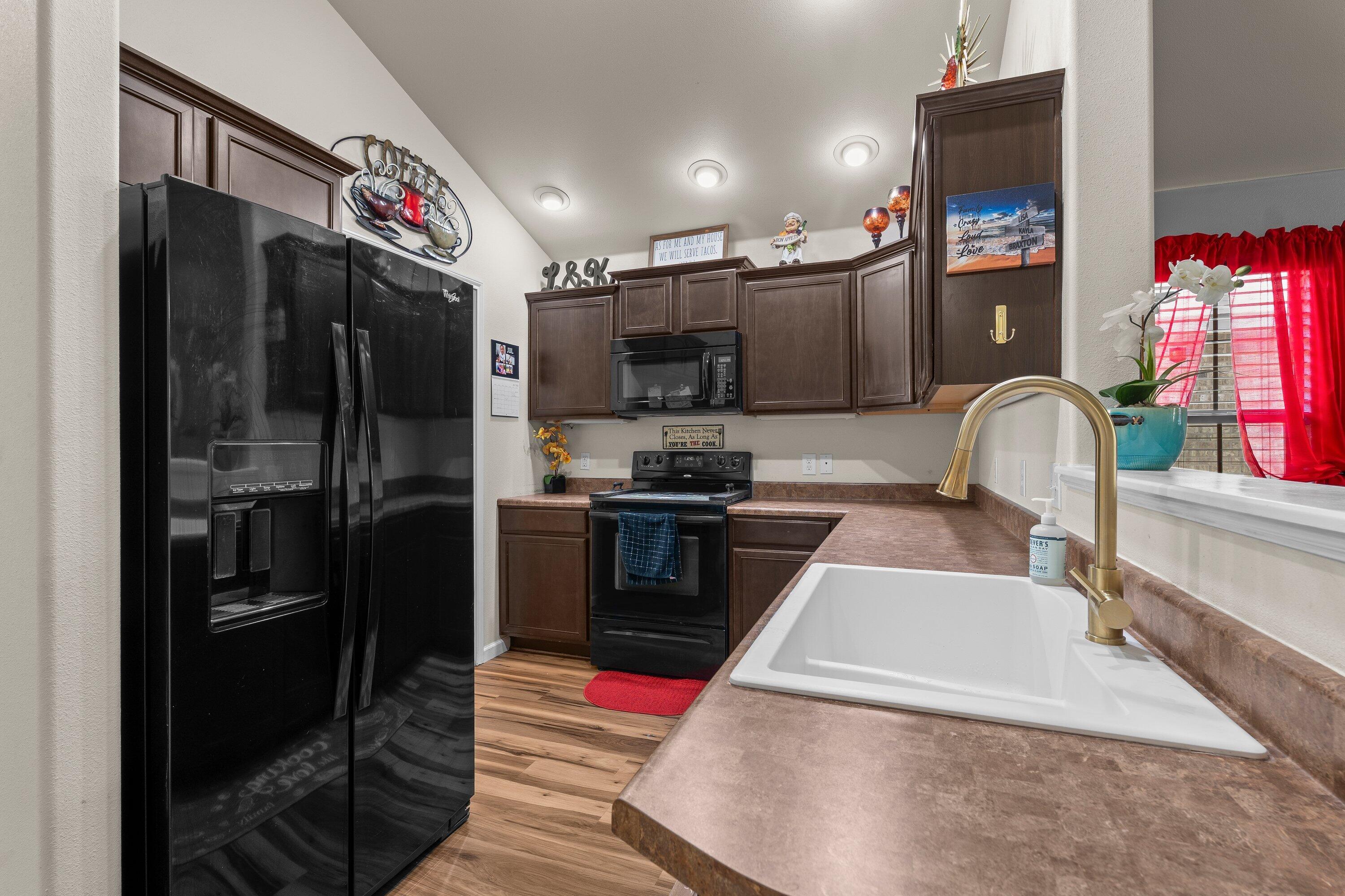 5607 108th Street Lubbock, TX 79424 - Photo 8 of 19 kitchen
