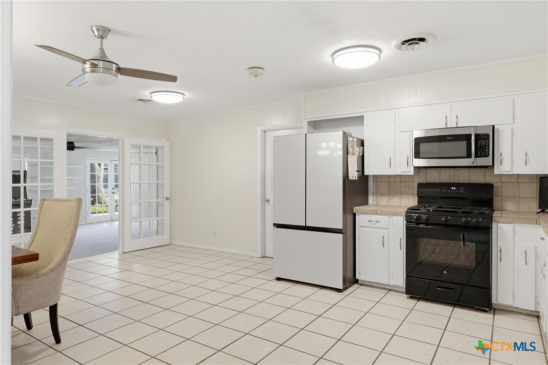 803 Hybiscus Lane Victoria, TX 77904 - Photo 2 of 16