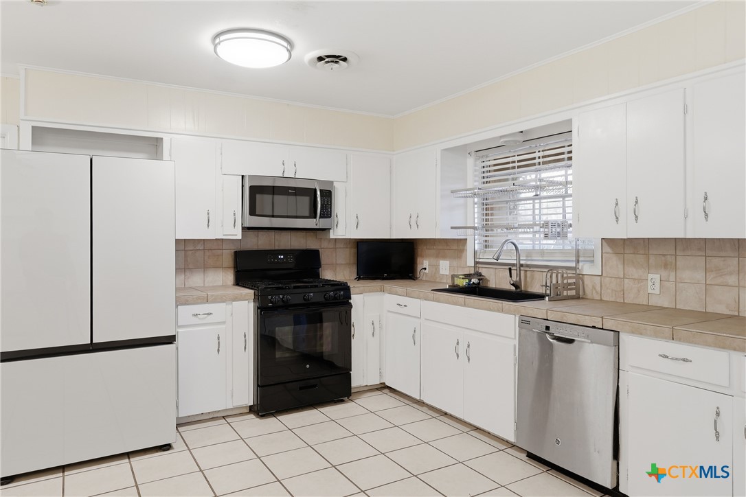 803 Hybiscus Lane Victoria, TX 77904 - Photo 3 of 16