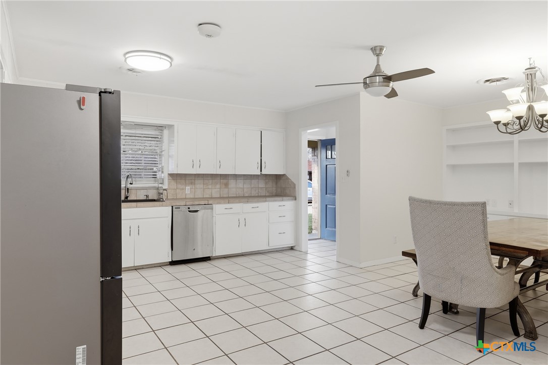 803 Hybiscus Lane Victoria, TX 77904 - Photo 4 of 16