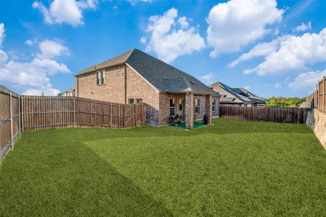 a view of a house with backyard and garden