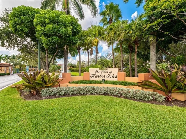 a view of a yard with palm trees