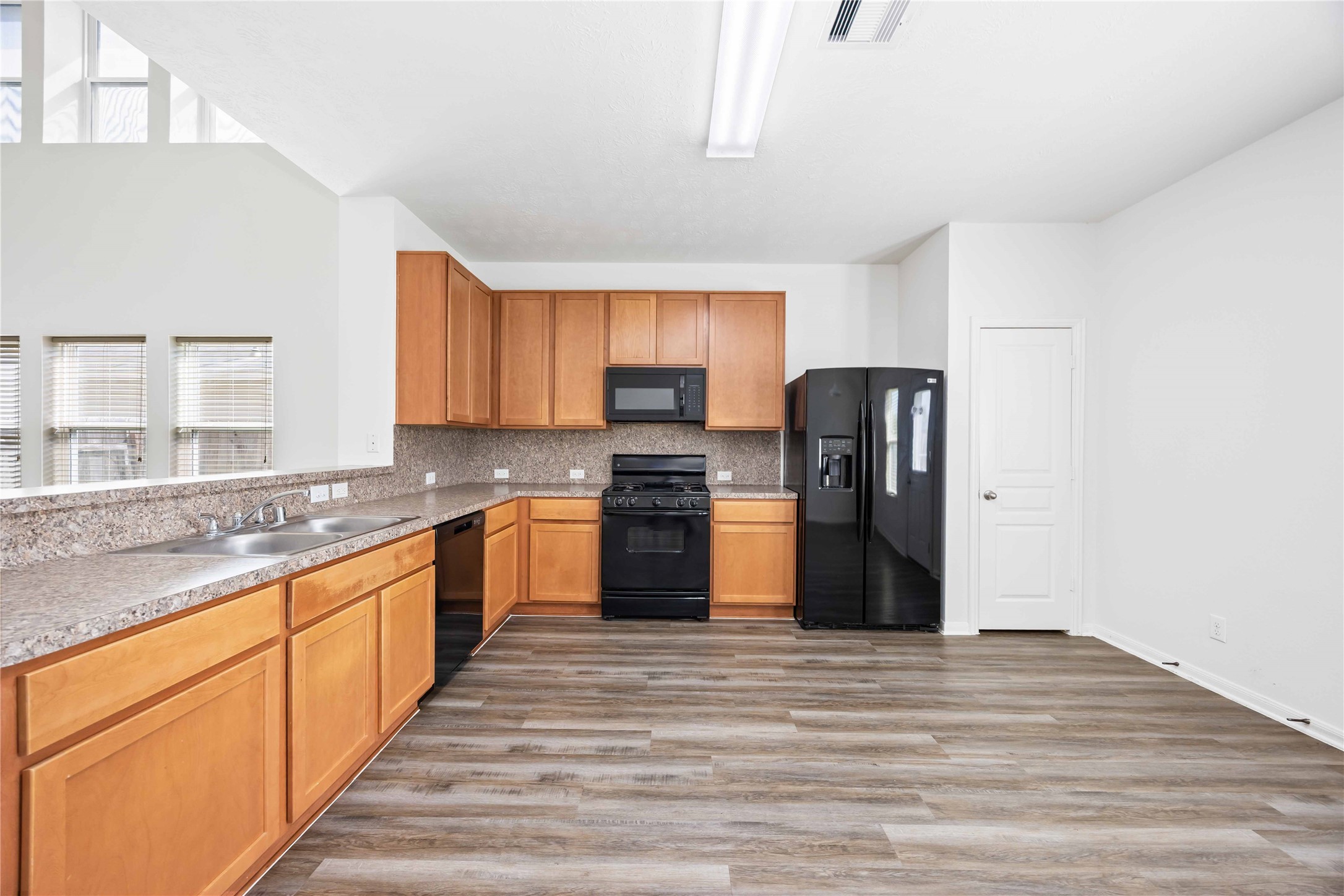 221 Shoshone Ridge Drive La Marque, TX 77568 - Photo 8 of 30