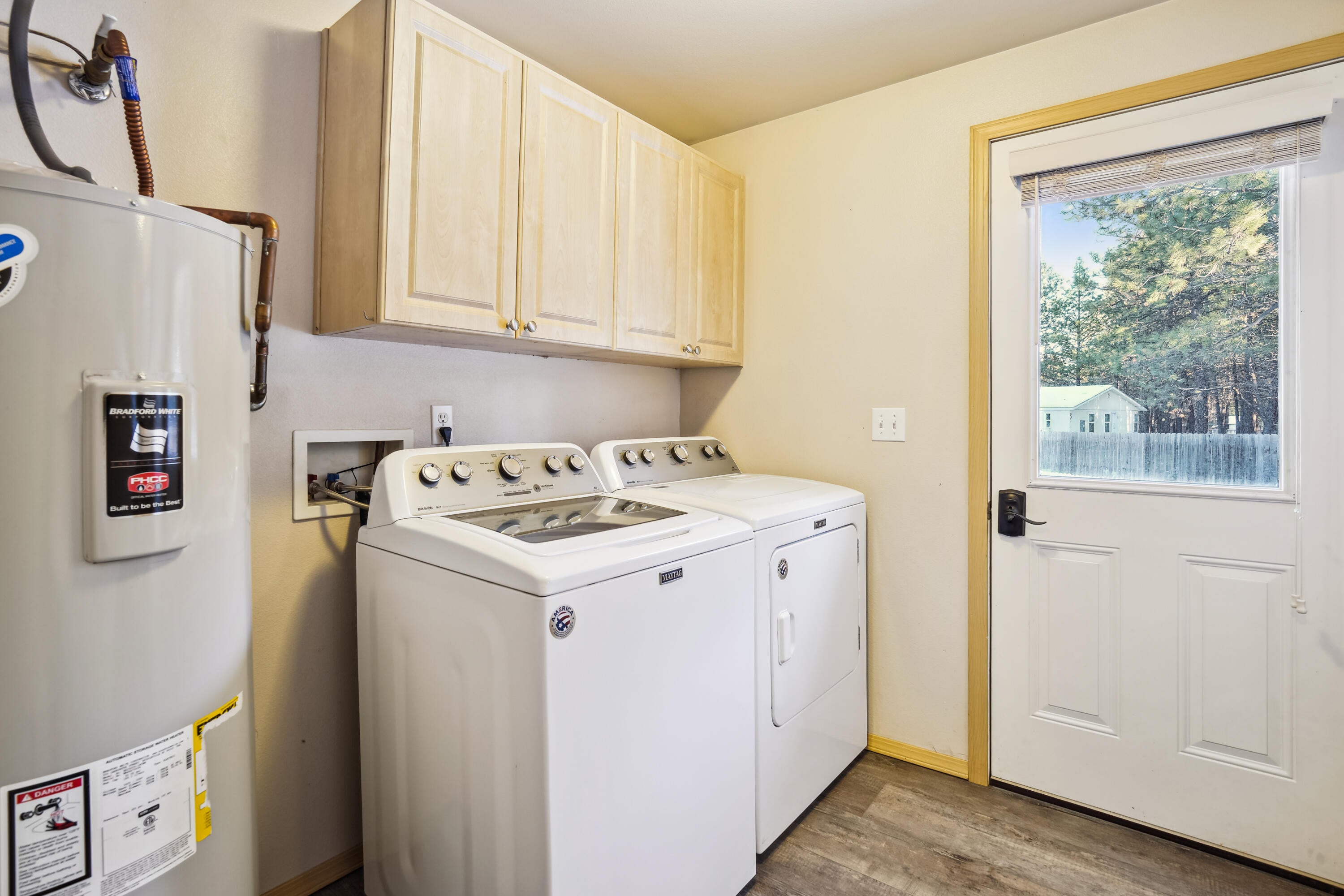 14704 Bluegrass Loop Sisters, OR 97759 - Photo 15 of 38 main_level-washer_dryer-dsc4218