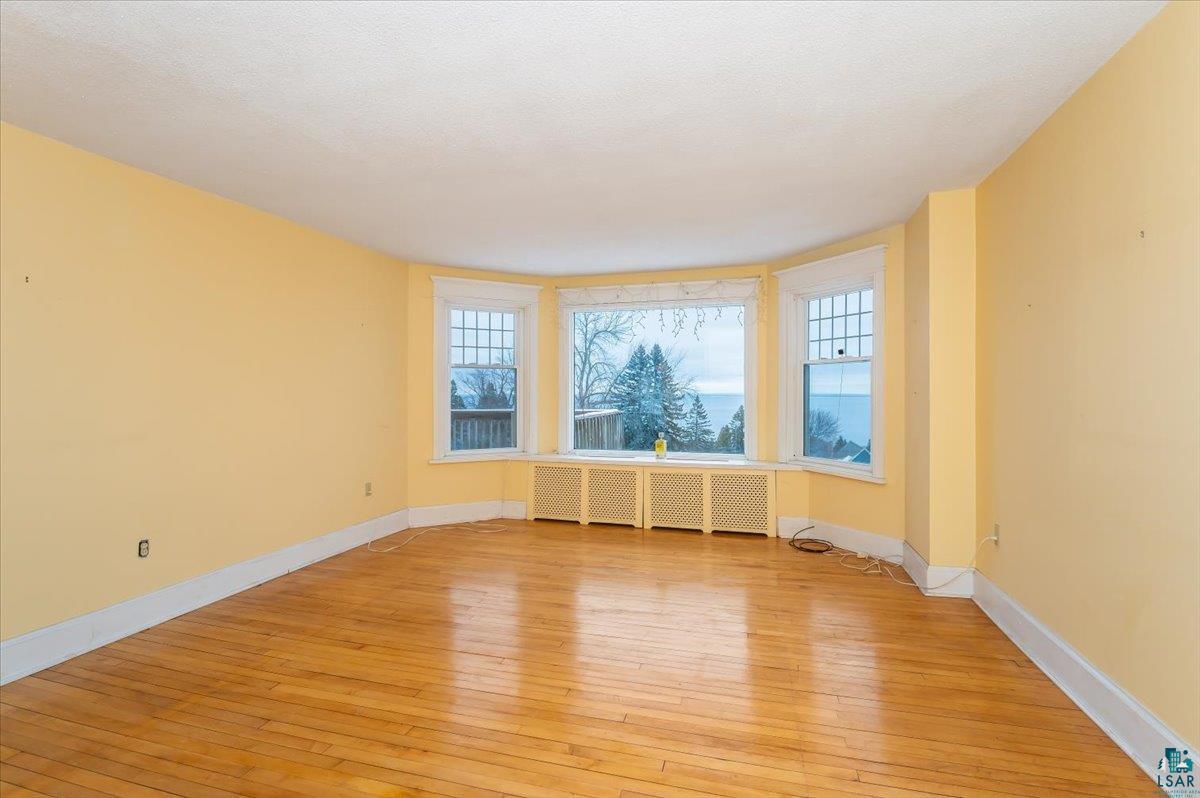 2510 East Superior Street Duluth, MN 55812 - Photo 11 of 34 2nd Floor Living Rm