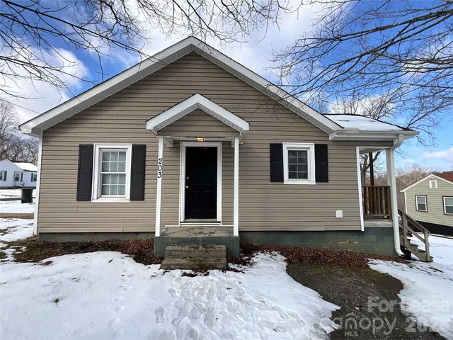 $850 | 203 Circle Drive, Mount Airy, NC 27030