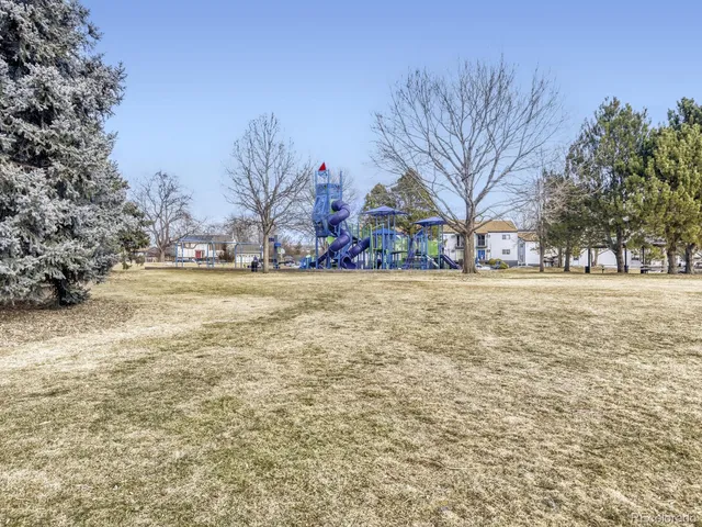 a view of a yard with a house