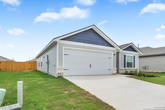 a view of a house with backyard