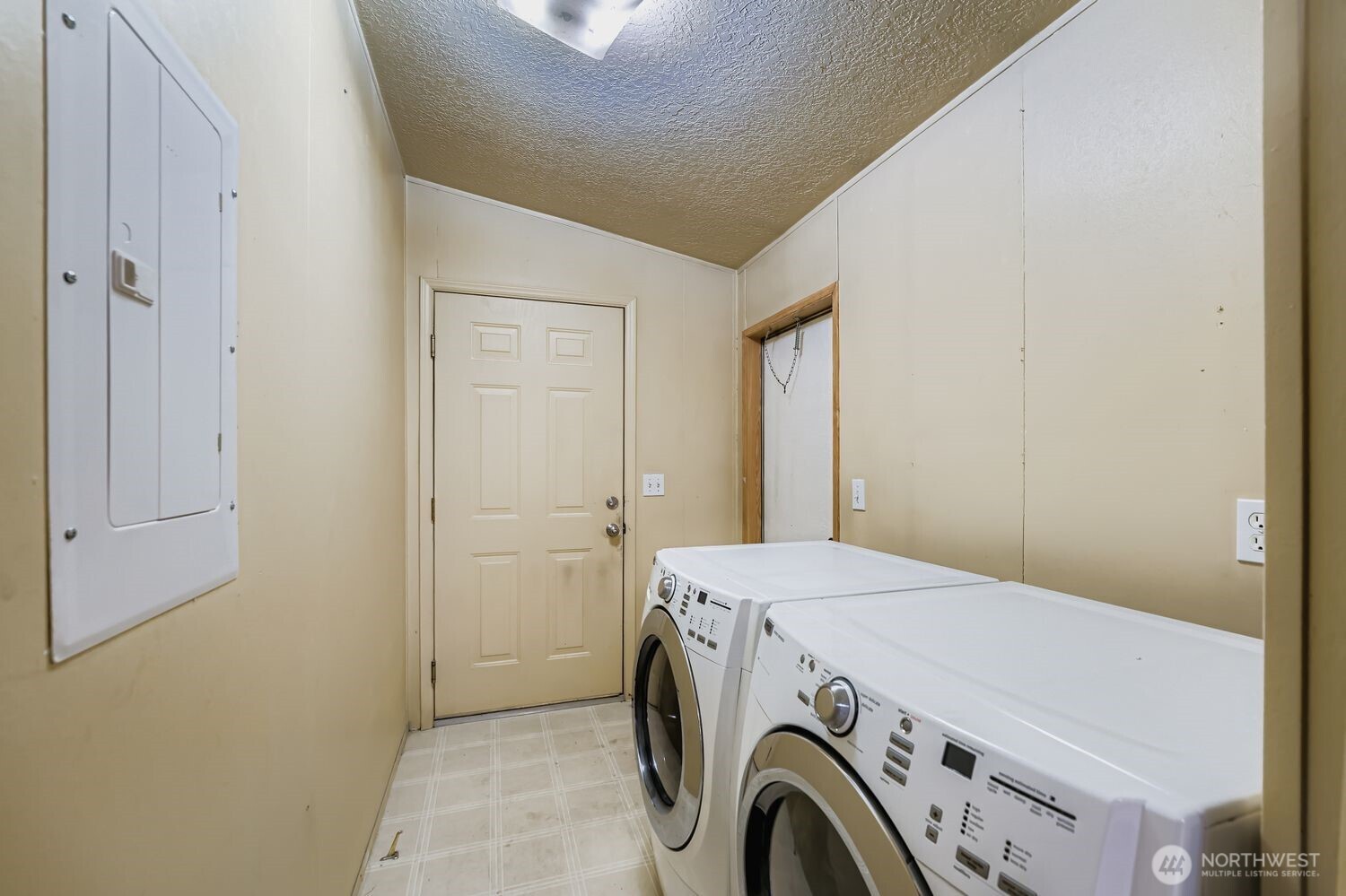 733 8th Street Northeast Auburn, WA 98002 - Photo 16 of 21 a utility room with dryer and washer
