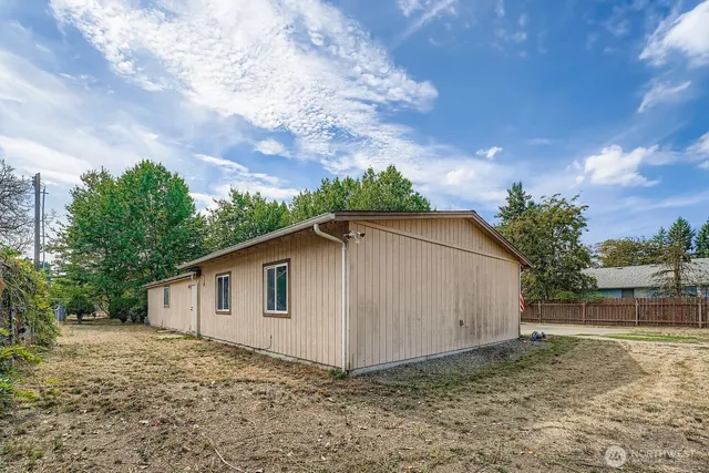 a view of a backyard