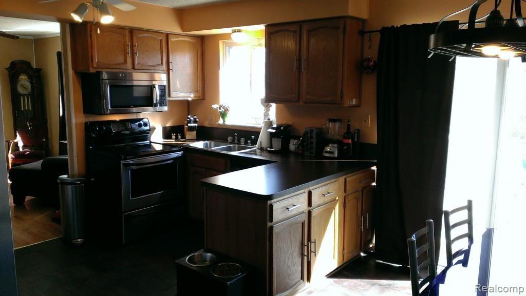 2258 Nancy Warren, MI 48092 - Photo 4 of 9 Kitchen