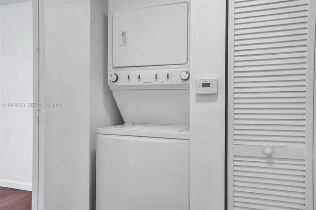 a close up view of a washer and dryer