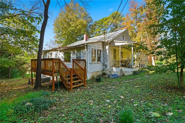 a view of a house with a yard