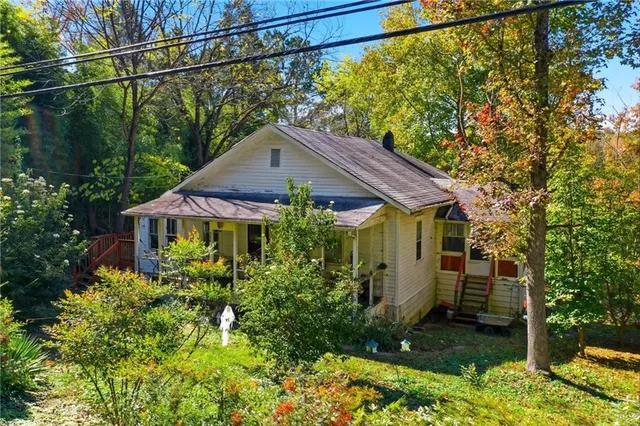 a view of a house with a yard