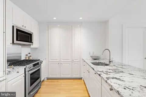 $650,000 | 130 South 18th Street, Unit 501, Philadelphia, PA 19103