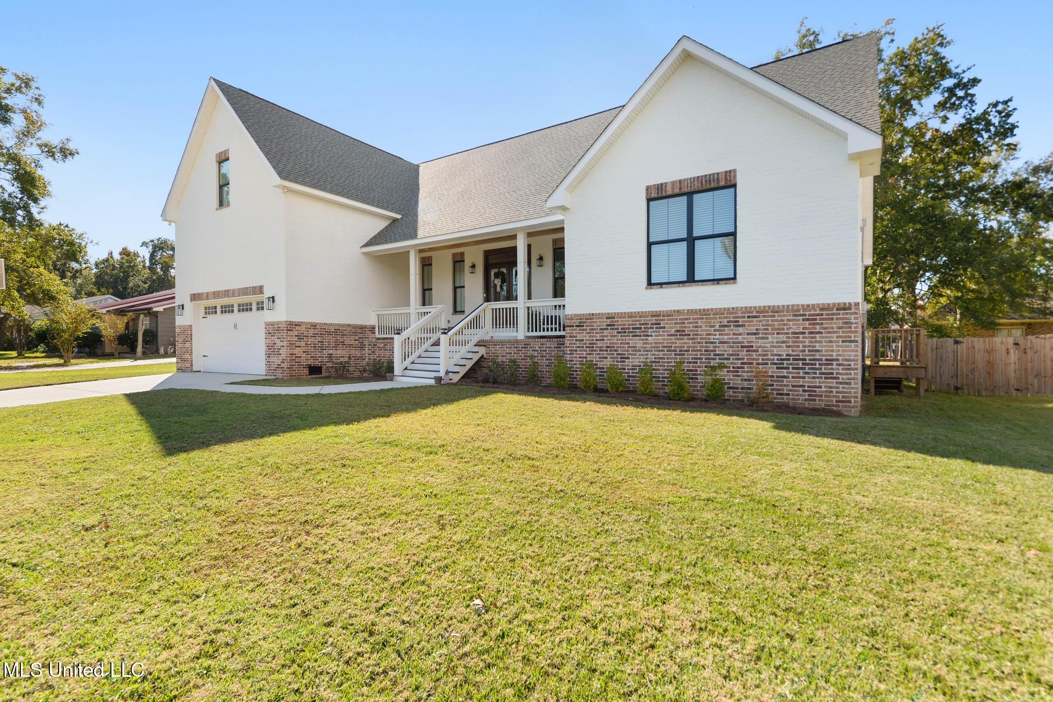 471 Cove Drive Biloxi, MS 39531 - Photo 2 of 37 002