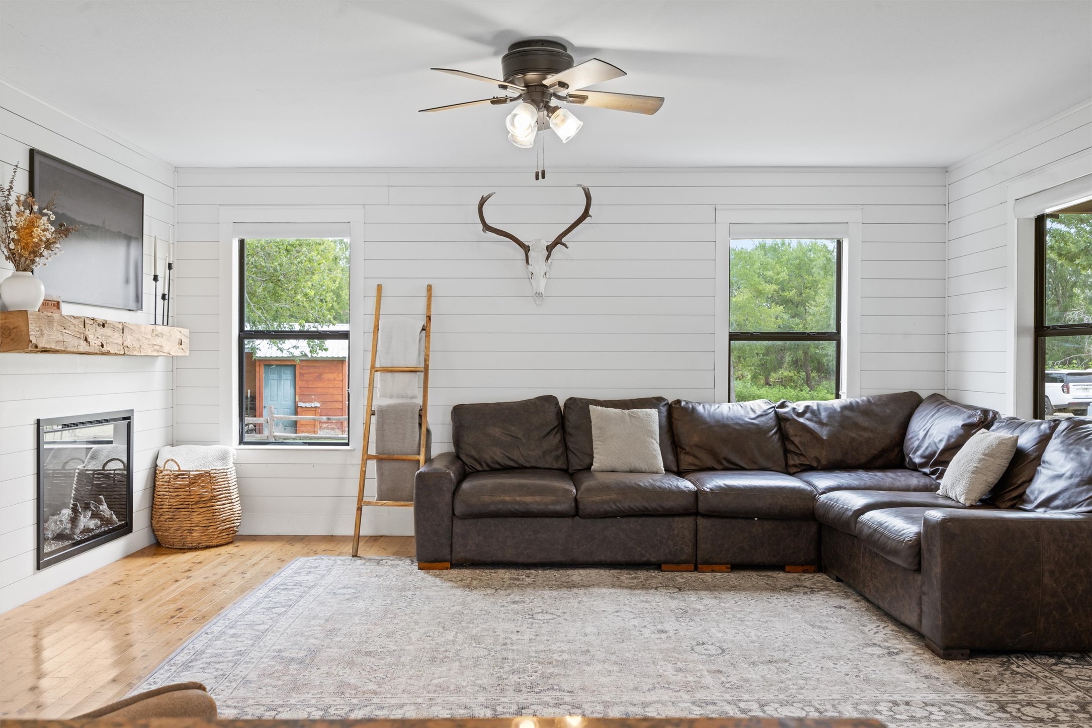 13590 Ranch Road 2338 Georgetown, TX 78633 - Photo 12 of 39 Overview of family room