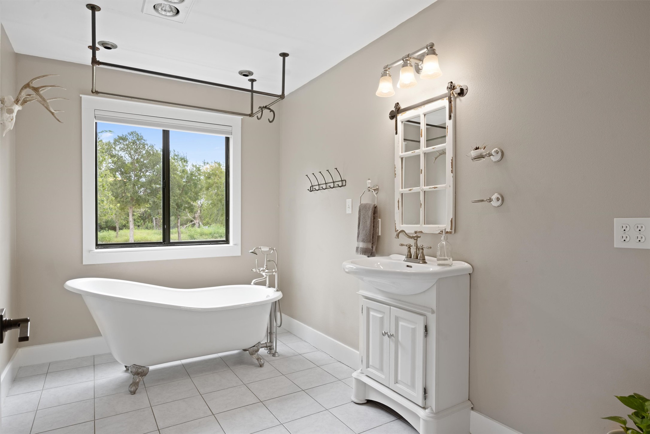 13590 Ranch Road 2338 Georgetown, TX 78633 - Photo 15 of 39 Bathroom #2 in hallway from family room.