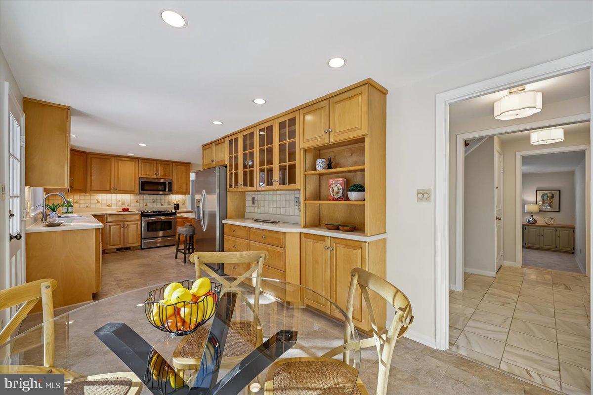 12401 Over Ridge Road Potomac, MD 20854 - Photo 14 of 53 Breakfast Room