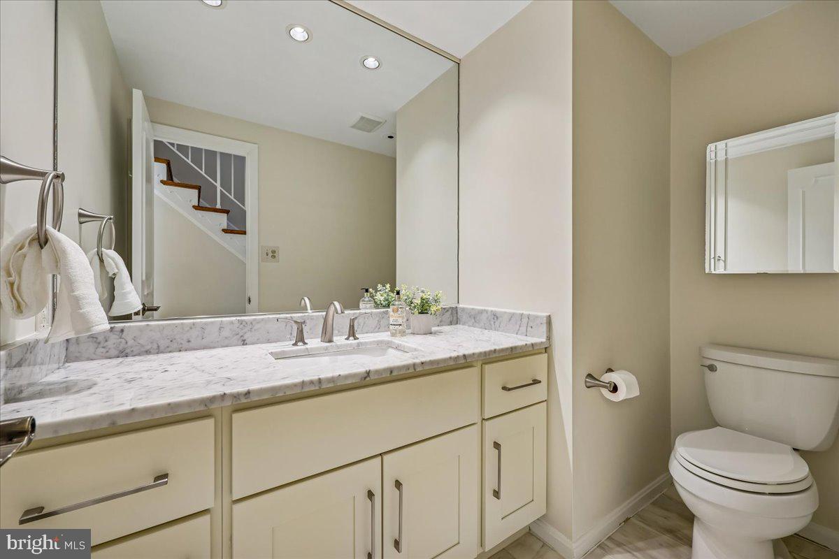 12401 Over Ridge Road Potomac, MD 20854 - Photo 19 of 53 Powder Room