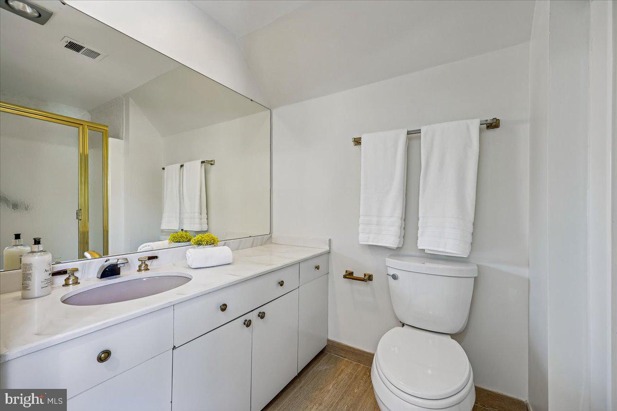 12401 Over Ridge Road Potomac, MD 20854 - Photo 32 of 53 Second Full Bath in Primary Suite