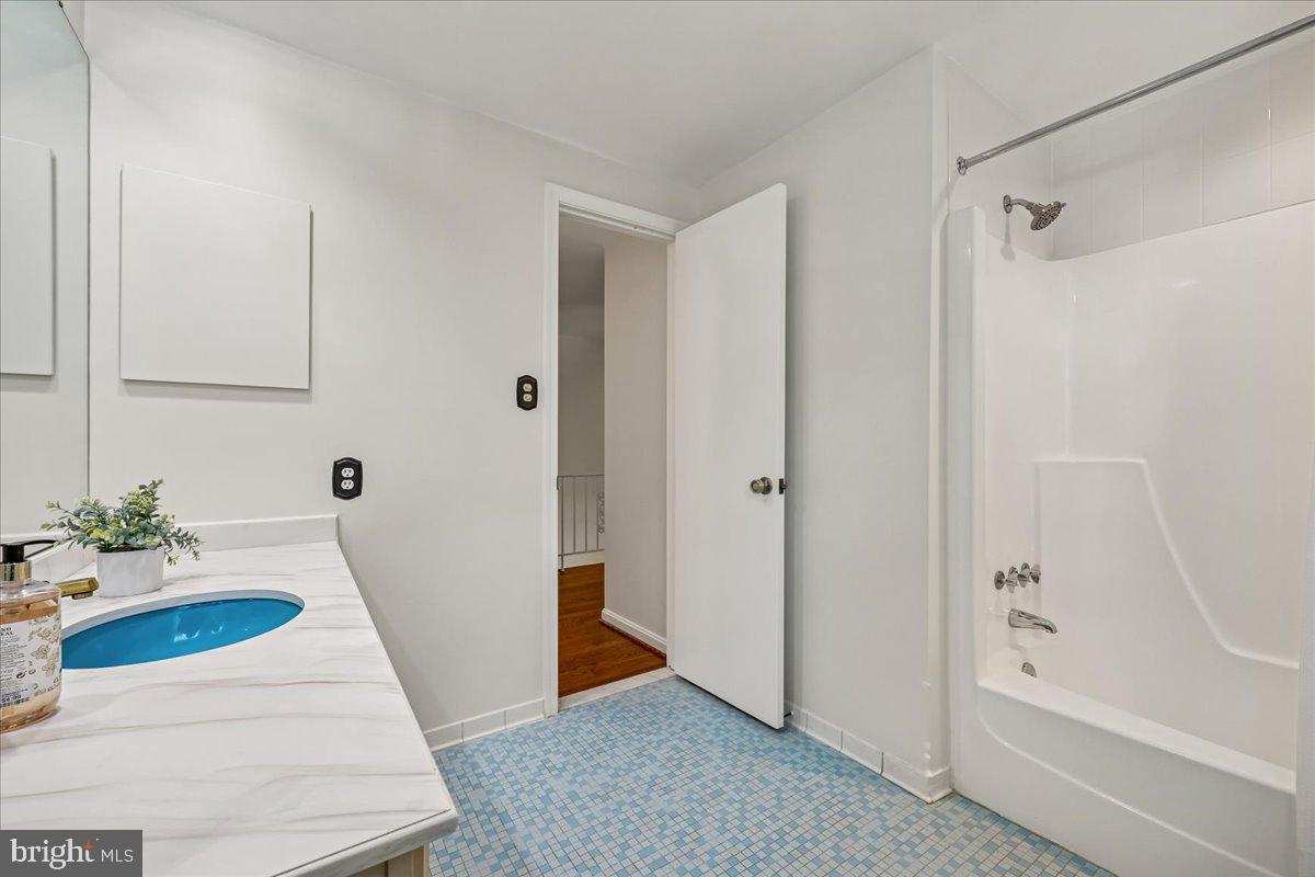 12401 Over Ridge Road Potomac, MD 20854 - Photo 44 of 53 Upper Level Hall Bath