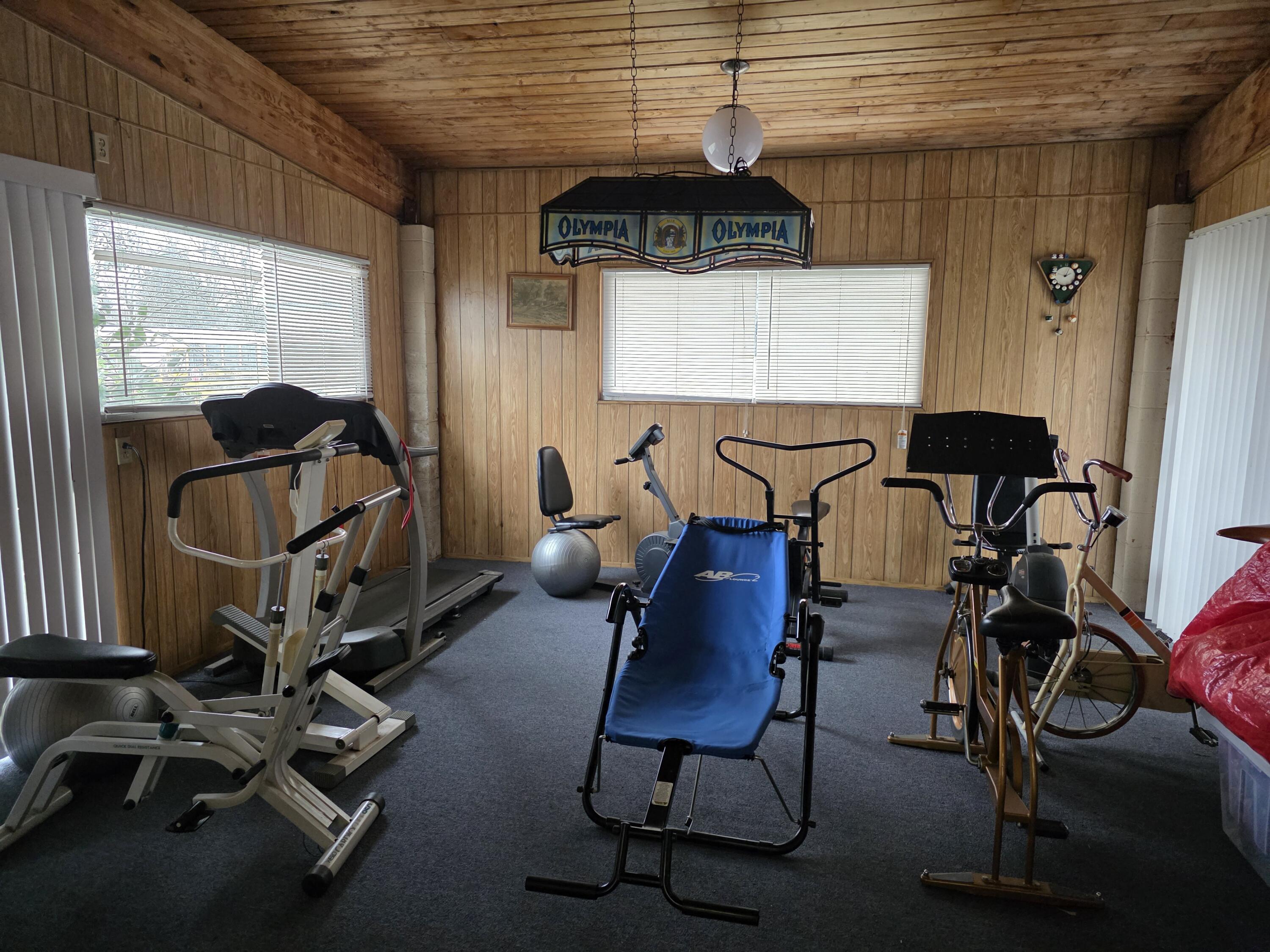 301 Freeman Road, Unit 30 Central Point, OR 97502 - Photo 24 of 26 a view of a room with gym equipment