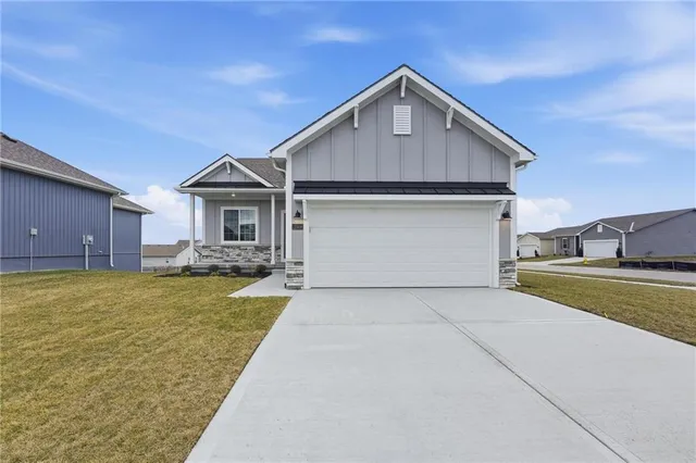 $387,446 | 12508 South Parkwood Lane, Lee's Summit, MO 64086