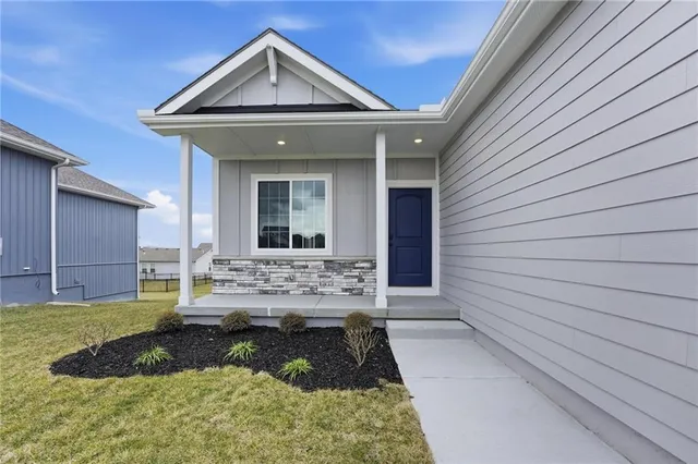 $387,446 | 12508 South Parkwood Lane, Lee's Summit, MO 64086