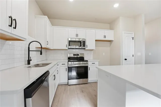 $387,446 | 12508 South Parkwood Lane, Lee's Summit, MO 64086