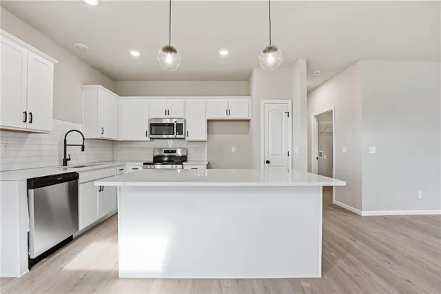 $387,446 | 12508 South Parkwood Lane, Lee's Summit, MO 64086