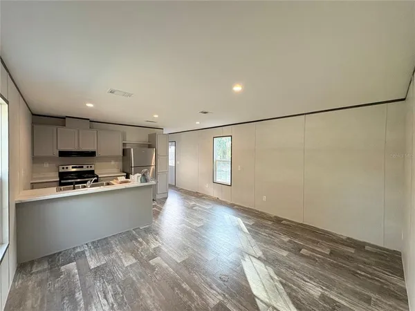 a view of empty room with window