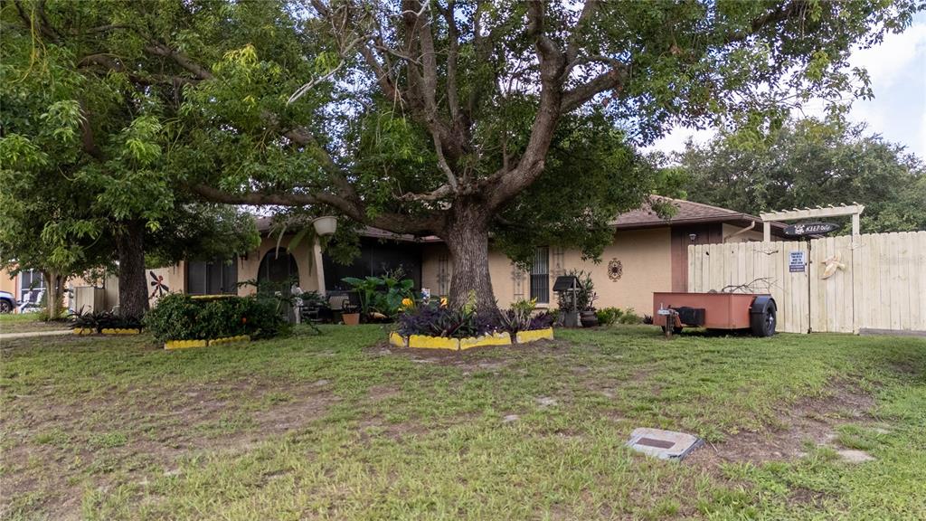 a view of a house with a yard