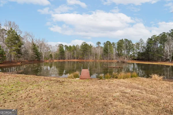 a view of a house with backyard