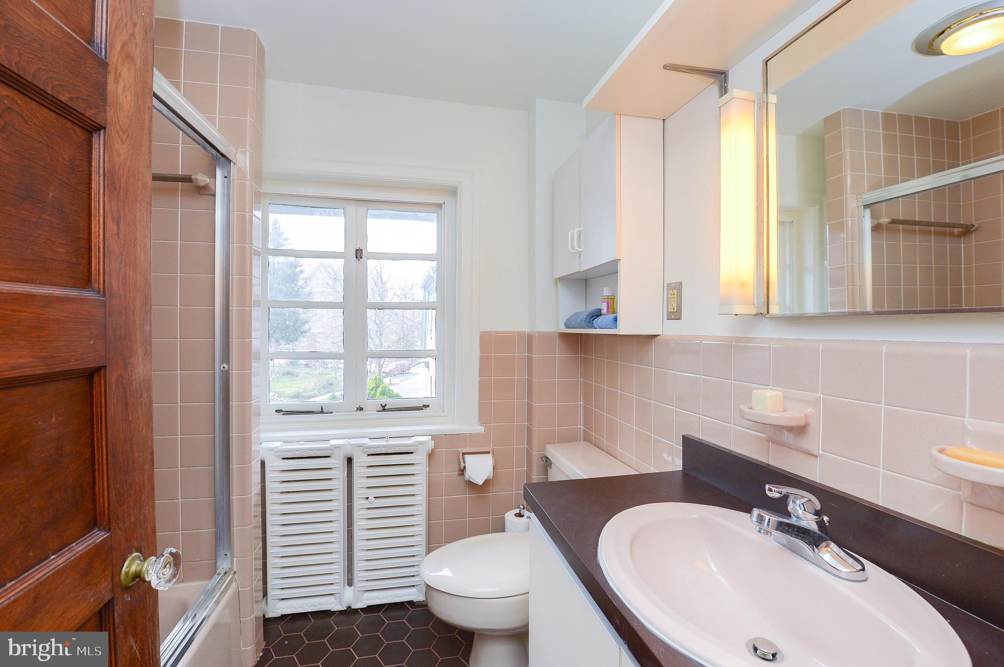 7133 Cresheim Road Philadelphia, PA 19119 - Photo 72 of 76 3rd fl bathroom