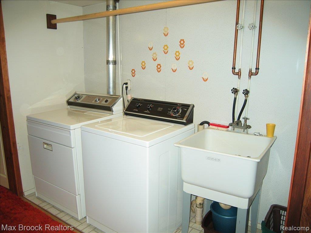 1539 Surrey Lane, Unit 5 Rochester, MI 48306 - Photo 16 of 20 Washer & Dryer Included