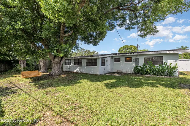 a view of a yard in front of house