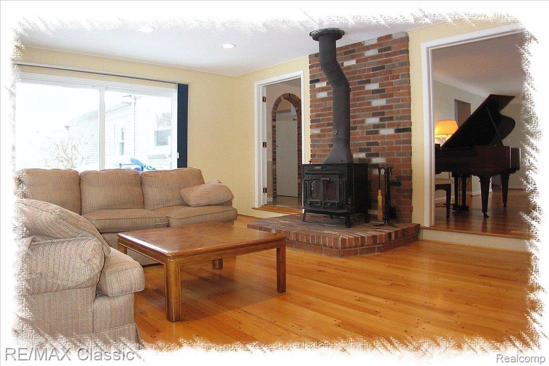 28423 Brandywine Road Farmington, MI 48334 - Photo 6 of 8 Charming Franklin Stove