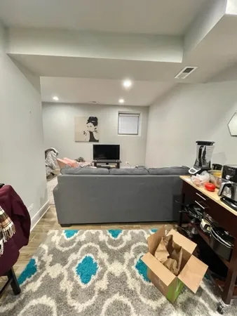 $2,650 | 910 West Waveland Avenue, Unit G, Chicago, IL 60613