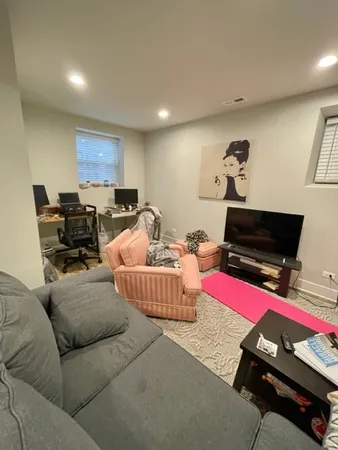 $2,650 | 910 West Waveland Avenue, Unit G, Chicago, IL 60613