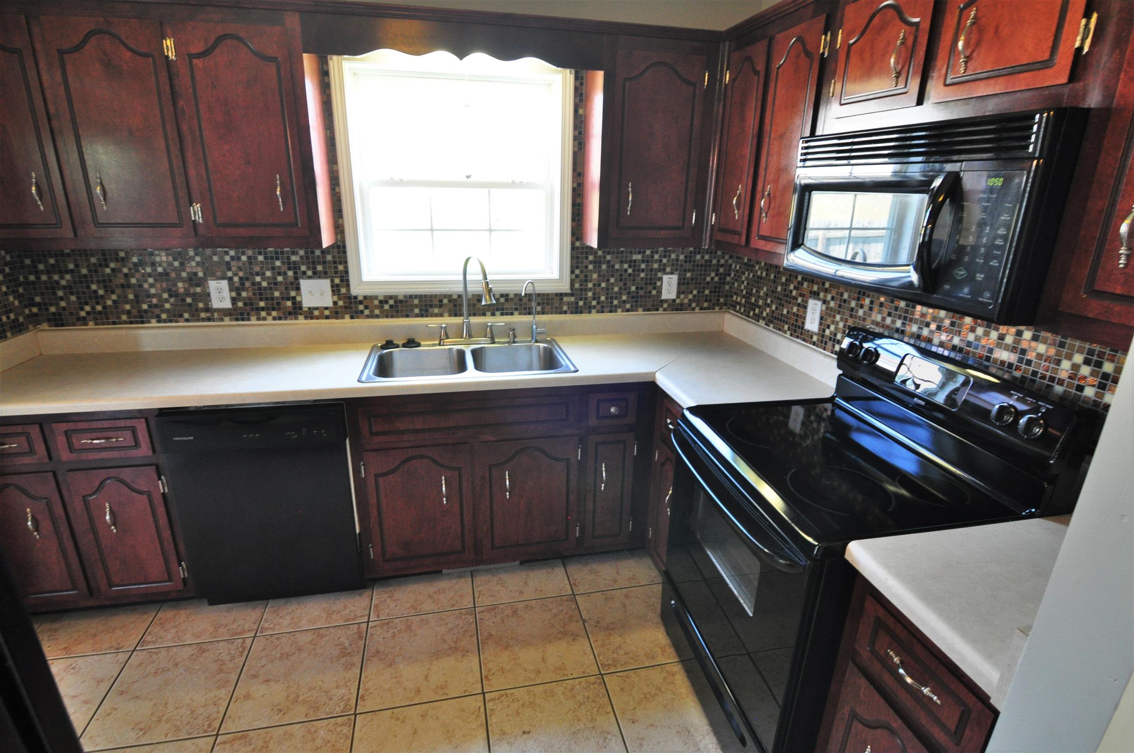 1848 Twin Rivers Road Clarksville, TN 37040 - Photo 9 of 23 Beautiful Solid Custom Cabinets